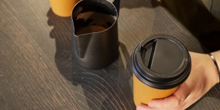 咖啡师用纸杯泡了两杯咖啡，合上盖子端了上来