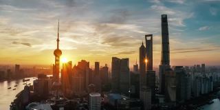 鸟瞰图，上海城市天际线和现代建筑在日出