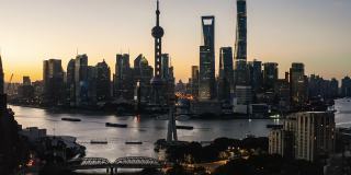 鸟瞰图，上海城市天际线和现代建筑在日出