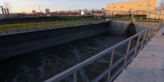 在污水处理厂的水池中曝气纯净水