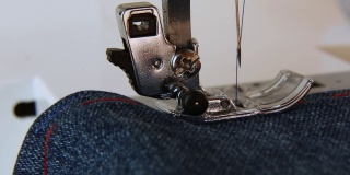 缝纫机的针来回移动。近距离缝纫机缝纫