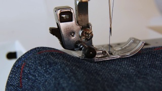 缝纫机的针来回移动。近距离缝纫机缝纫视频素材模板下载