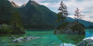 德国巴伐利亚州贝希特斯加登著名的辛特湖。这个风景秀丽的自然小岛在春夏两季都有非常茂盛的冷杉树。Cinemagraph /无缝视频循环的著名旅游度假。