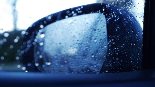 在雨中通过后视镜在市区行驶视频素材模板下载