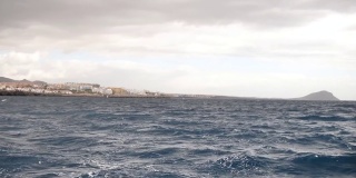 从航行的双体船在大西洋上运动时看到的景象