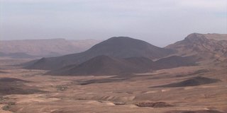 雷蒙火山口景观