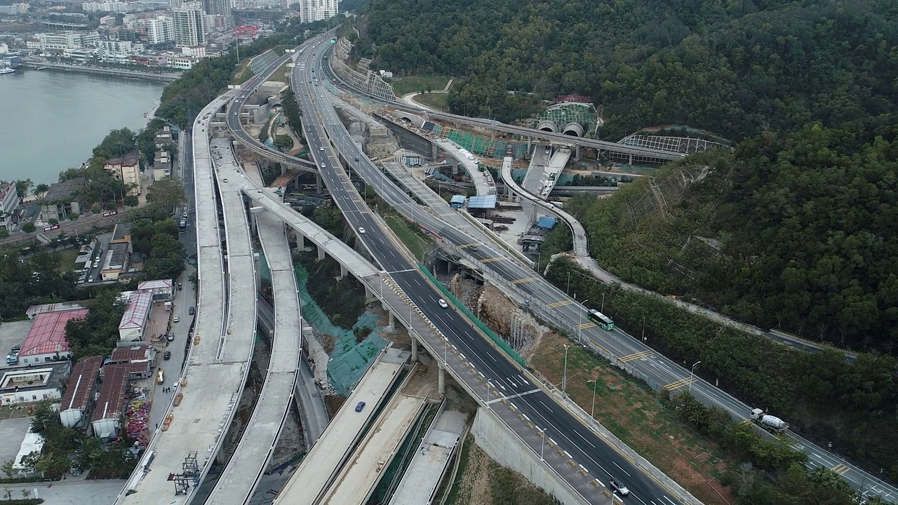 中国深圳盐田港繁忙公路交通的航拍镜头