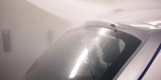 高压水清洗洗车。自助室内洗车流程。特写镜头，选择性聚焦和慢动作。