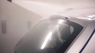 高压水清洗洗车。自助室内洗车流程。特写镜头，选择性聚焦和慢动作。视频素材模板下载