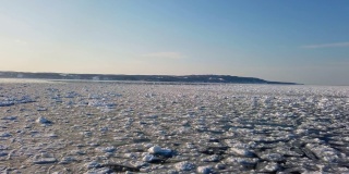 浮冰观光船