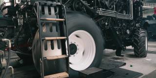 工业机械厂农用拖拉机或联合收割机的初步调整。车轮在专用支架上试验和磨合