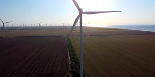 现代风力机在野外提供清洁能源