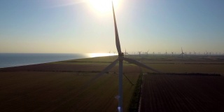 风力发电机在明亮的阳光下发电