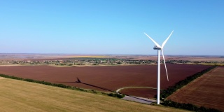 现代风力发电机在野外产生电能