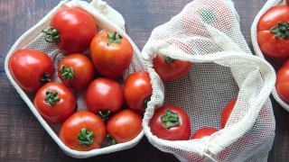 新鲜的西红柿放在可重复使用的购物袋里放在桌子上视频素材模板下载