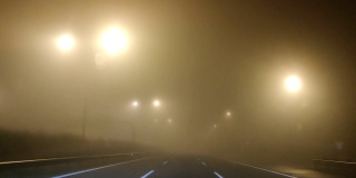 汽车在大雾中行驶在高速公路上