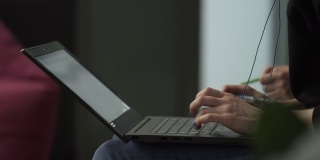 近距离的工作女性的手在笔记本电脑