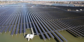 无人机拍摄的宏伟的海上太阳能发电厂