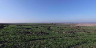 农业领域库存视频的鸟瞰图种植前-空的土地与各种类型的农业景观-飞越农业土地
