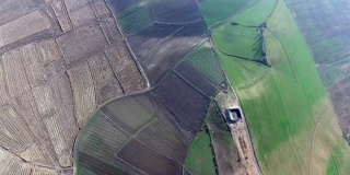 农业农田区域的鸟瞰图农业灌溉池塘-灌水池-股票视频种植前-空田与各种类型的农业景观-飞越农业土地