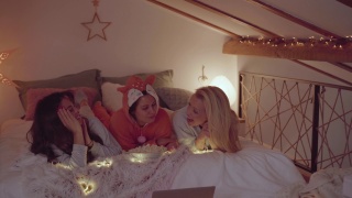 女性朋友们穿着睡衣看电影视频素材模板下载