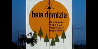 在阿根廷70年代的巴亚多米齐亚营地外的标志