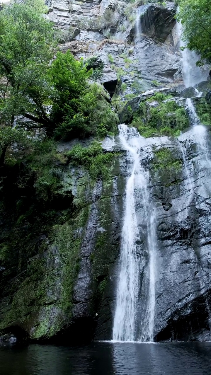 树木和岩石之间的天然瀑布