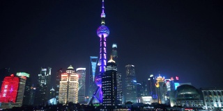 现代的上海摩天大楼在晚上有美丽的灯光