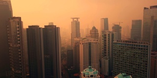 雅加达，橘黄色的天空和雾