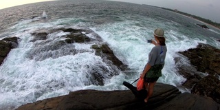 女孩制作的视频海浪冲击岩石海岸锡兰gopro慢动作