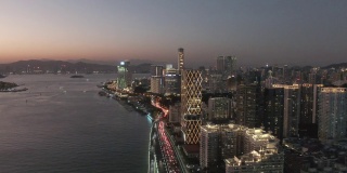 俯瞰海滨城市的夜景