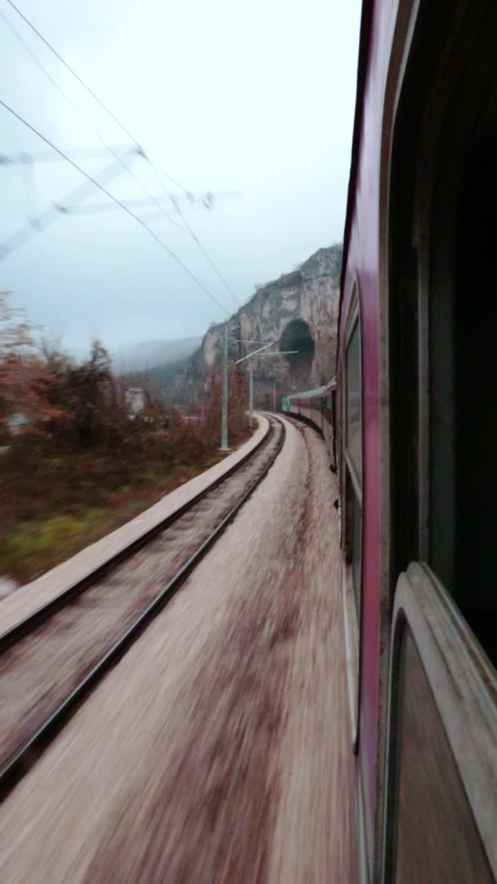 保加利亚的一列火车正在过河