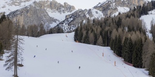 在晴朗的冬日里到阿尔卑斯山滑雪