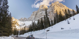 冬天在阿尔卑斯山脉的山路上驶过车辆