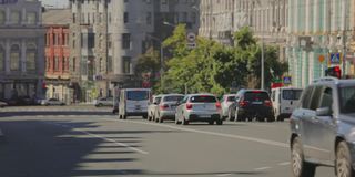 汽车在路上行驶。城市里的汽车。有车的宽阔道路