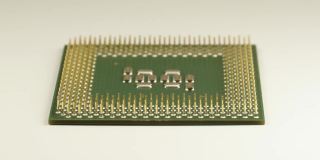 CPU。一个白色背景的旧的2001版处理器P III-800。