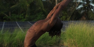 男子练习呼吸法高温瑜伽姿势屋顶太阳能电池快速慢动作