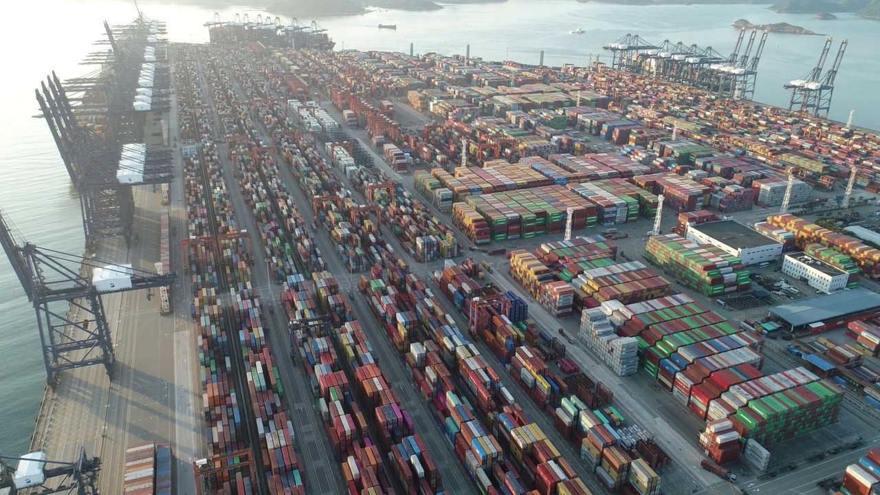 中国深圳盐田国际集装箱码头的航拍镜头