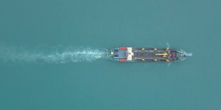 一艘货船航行在拉各斯水域的大西洋上