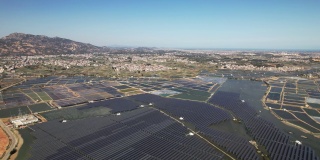从空中俯瞰水中宏伟的太阳能发电厂