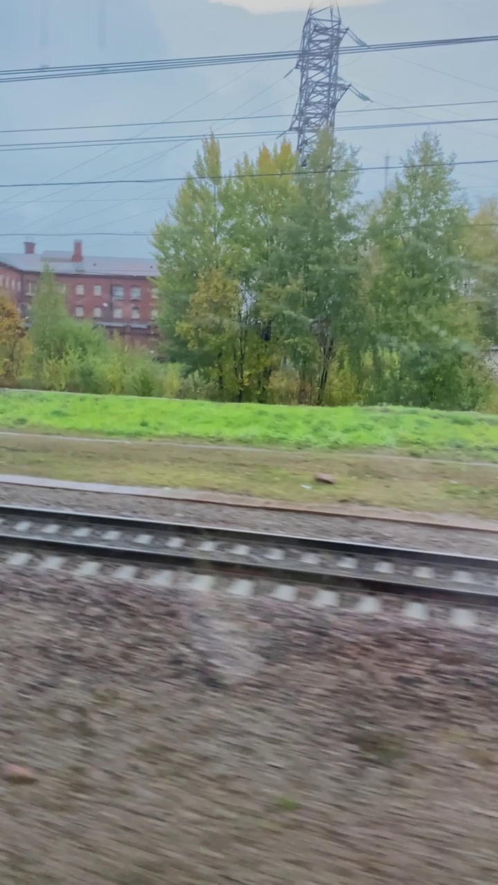 从移动的火车窗口看到的景色。