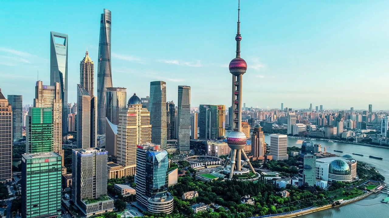 上海城市天际线和商业建筑的鸟瞰图