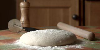 用所有烘焙原料制作披萨和面包。意大利文化和家庭烘焙