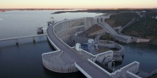 葡萄牙水电站大坝上的阿尔奎瓦湖河鸟瞰图。在日落