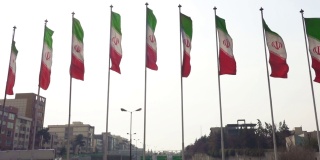 一组伊朗国旗在德黑兰飘扬