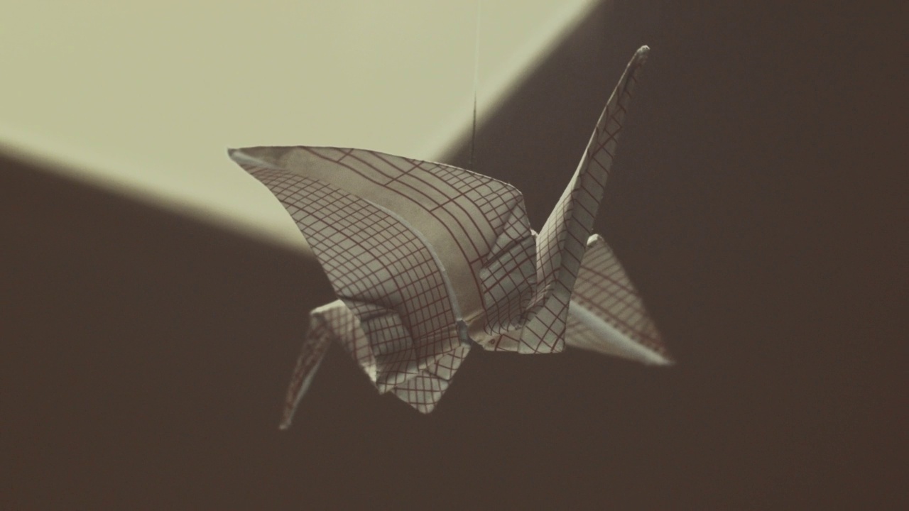 美丽的纸鹤动画。折纸鹤在白底飞翔。不同颜色的画廊
