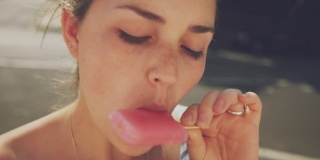 一个女人吃冰棍的4k视频