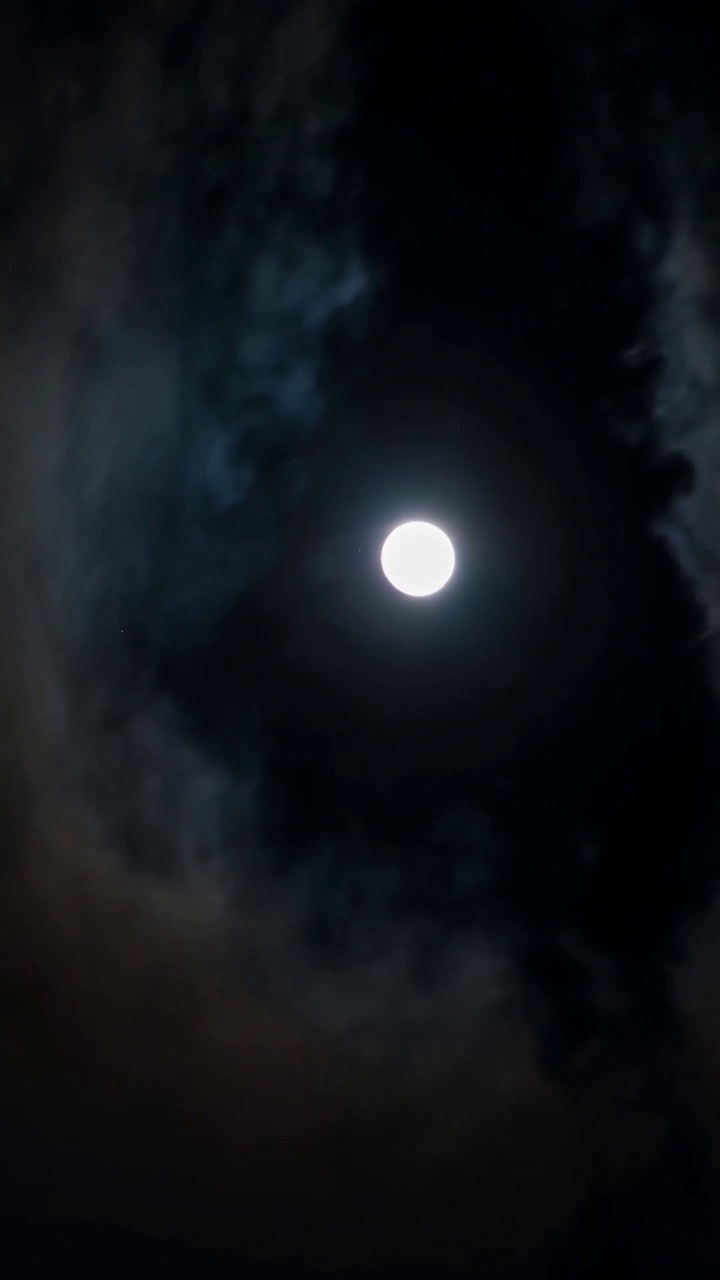满月的夜空。时间流逝。月亮的光。云和月亮。令人毛骨悚然的无缝循环背景。