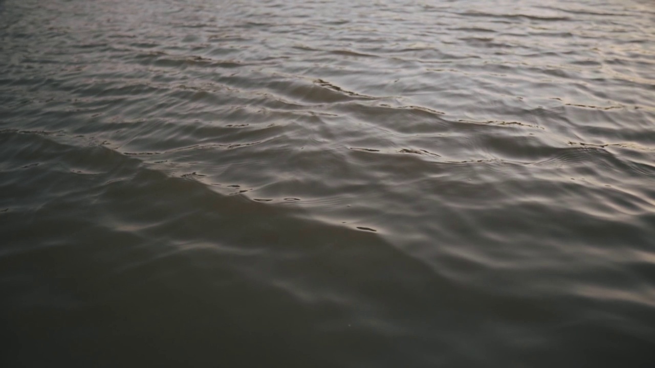 全帧镜头水波纹在河流
