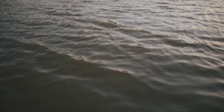 全帧镜头水波纹在河流